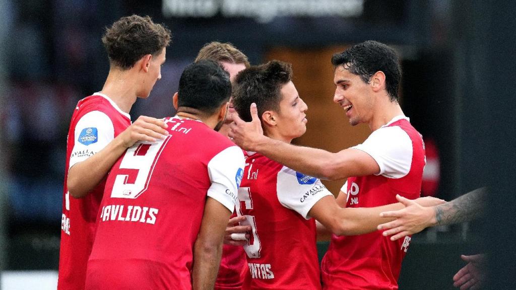 Tiago Dantas festeja com os colegas de equipa o 4-0 no AZ Alkmaar-Sittard (ANP via Getty Images)