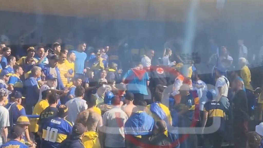 Adepto do River é agredido por adeptos do Boca e deixa o estádio de maca (twitter)
