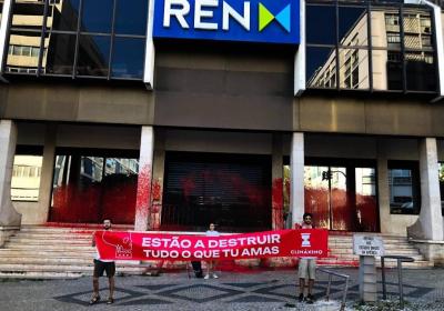 Ativistas da Climáximo voltam 'a atacar' e pintam sede da REN - TVI