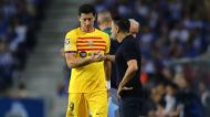 Robert Lewandowski cumprimenta Xavi depois de sair por lesão no FC Porto-Barcelona (MANUEL FERNANDO ARAUJO/Lusa)