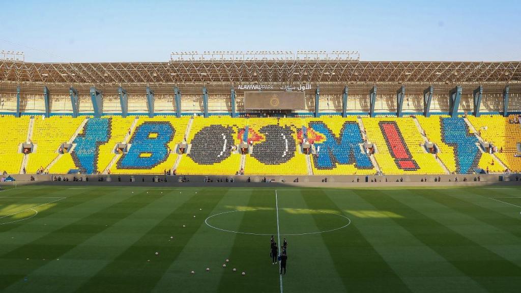 O mosaico preparado no estádio do Al Nassr em tributo a Marcelo Brozovic (MB Media/Getty Images)