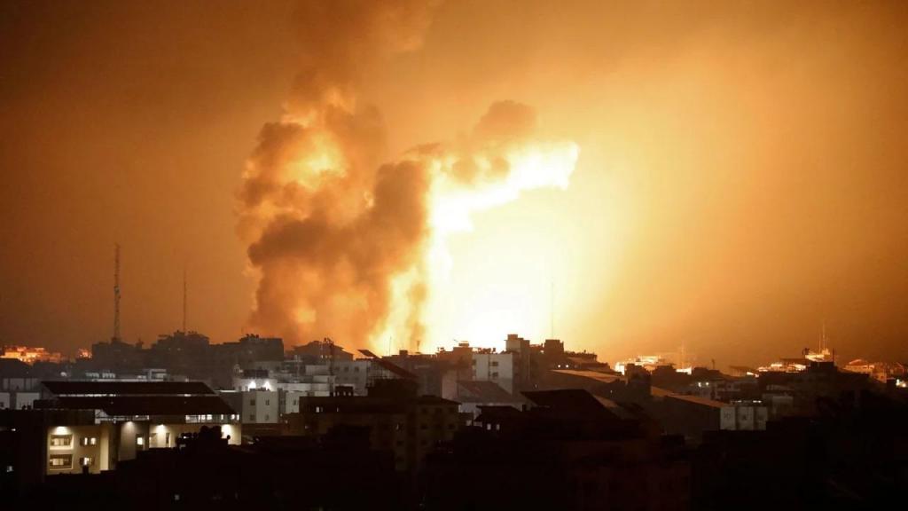 Fogo e fumo elevam-se sobre edifícios durante um ataque aéreo israelita na cidade de Gaza, a 8 de outubro de 2023. Eyad Baba/AFP/Getty Images