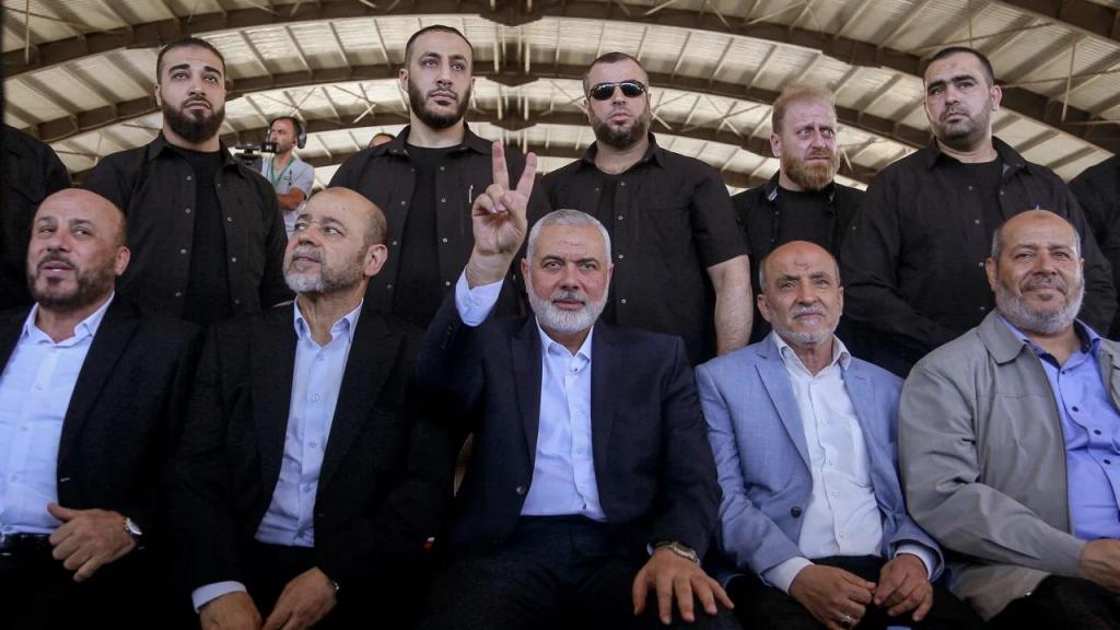 Ismail Haniyeh, ao centro, presidente do gabinete político do Hamas, exibe um sinal de vitória, ladeado por guarda-costas e altos funcionários palestinianos durante um comício na cidade portuária de Sidon, no sul do Líbano. Marwan Naamani/picture alliance/Getty Images