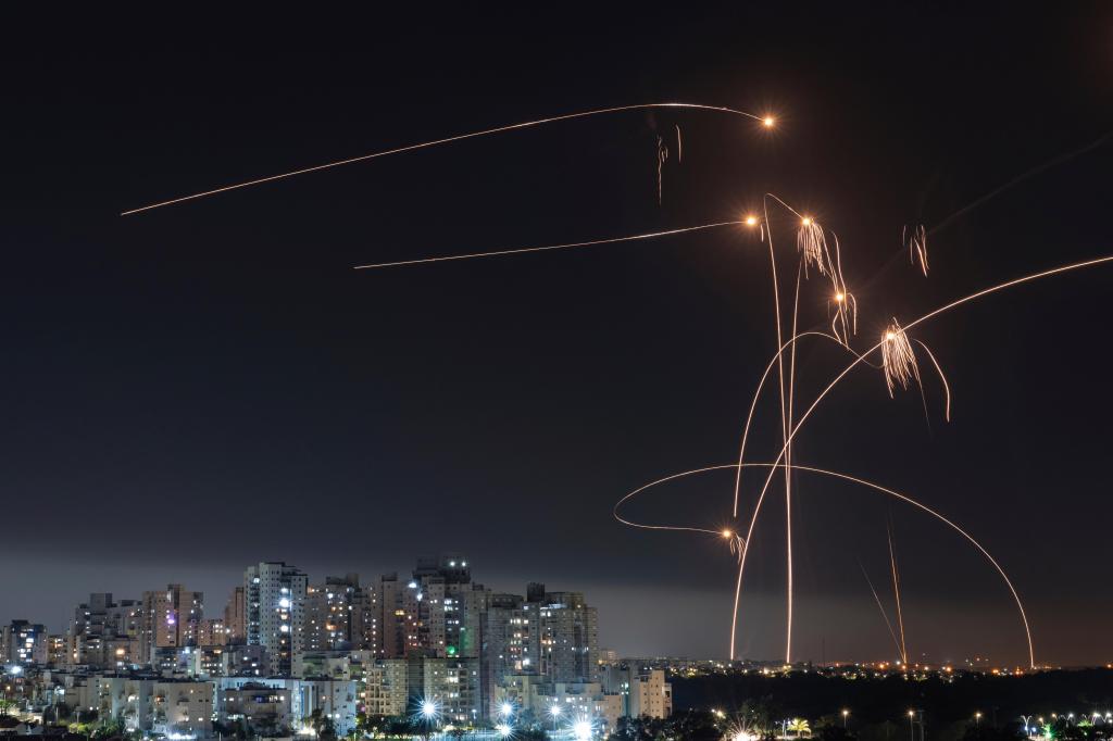 O sistema de defesa antimíssil Iron Dome de Israel dispara interceptores contra foguetes lançados da Faixa de Gaza, em Ashkelon, no sul de Israel. Quinta-feira, 11 de maio de 2023. (AP PhotoTsafrir Abayov)