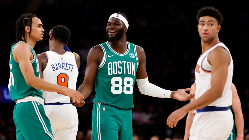 Neemias Queta na estreia pelos Boston Celtics, ante os New York Knicks, na pré-época (Sarah Stier/Getty Images)