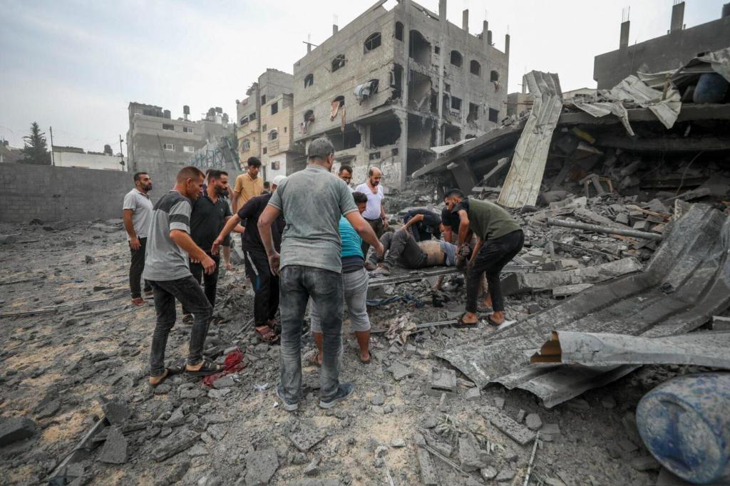 Bombardeamento israelita a Jabaliya atinge civis palestinianos na Faixa de Gaza (AP)