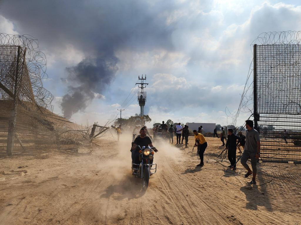 Palestinianos invadem Israel após militantes do Hamas deitar abaixo a vedação que separa a fronteira com Israel (Hani Alshaer/Getty Images)