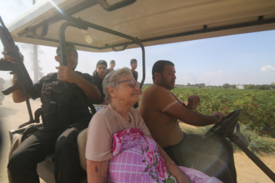 Yaffa, avó de 85 anos, foi levada pelo Hamas num carrinho de golfe. Os netos lutam contra o tempo. ''Provavelmente está com dores, sem medicamentos, sem comida e sem água, morrendo de medo, sozinha'' - TVI