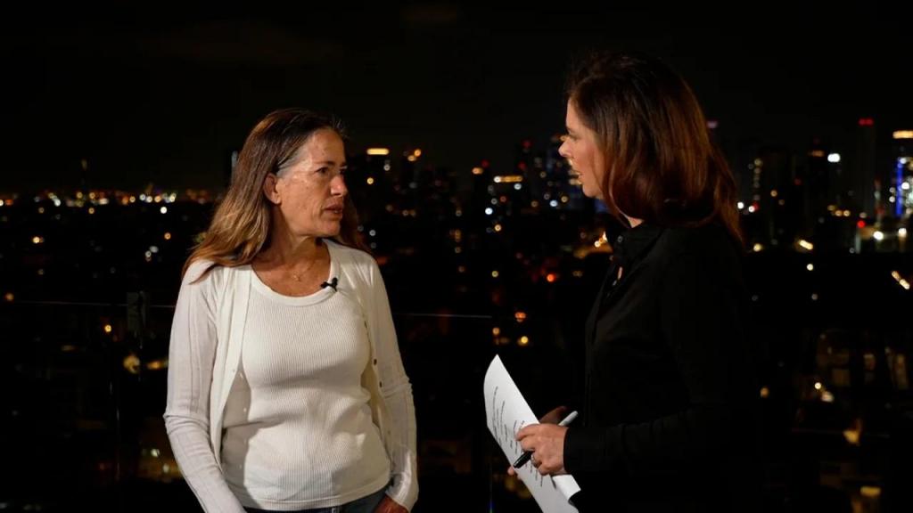 Irit Lahav, residente no kibutz Nir Oz, fala com Erin Burnett da CNN