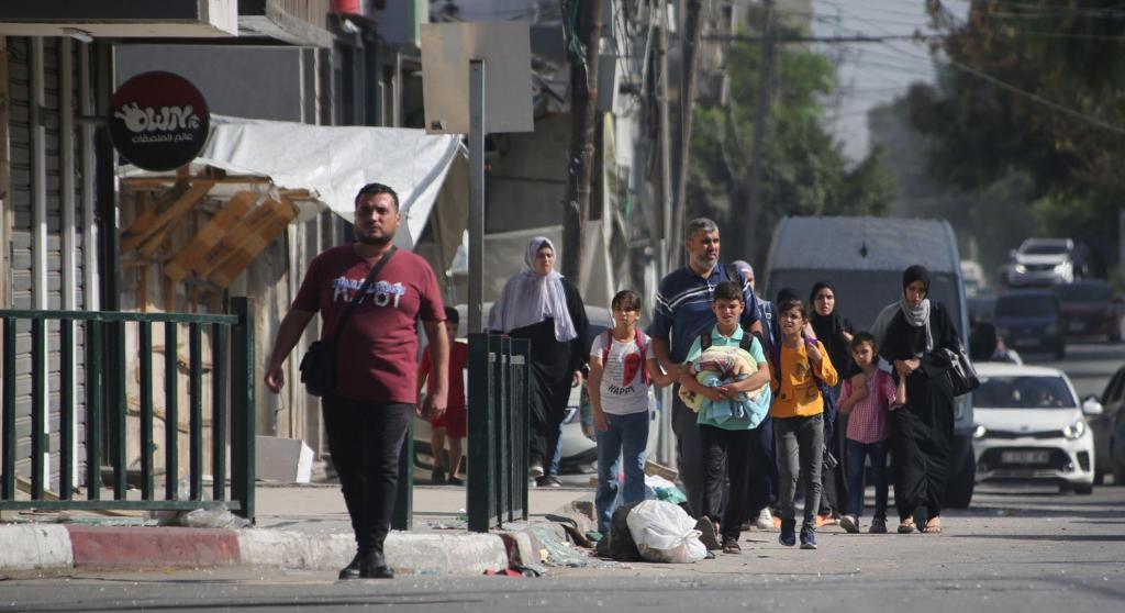 Palestinianos tentam fugir da Faixa de Gaza (GettyImages)