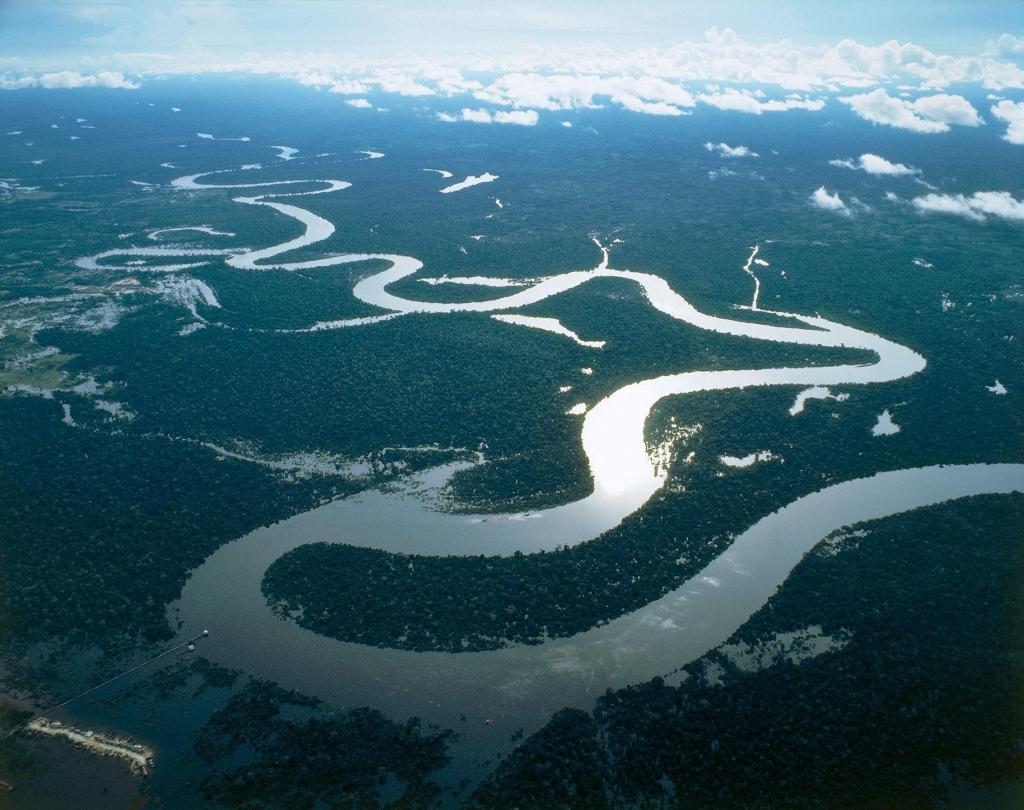 Vista aérea do rio Amazonas perto de Iquitos, na região de Loreto, no Peru. Em 2024, uma expedição irá percorrer 7.000 quilómetros do rio Amazonas através do Peru, Colômbia e Brasil. Pubbli Aer Foto/De Agostini/Getty Images