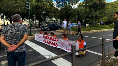 Ativistas do Climáximo bloqueiam estrada na Avenida 24 de Julho em Lisboa - TVI