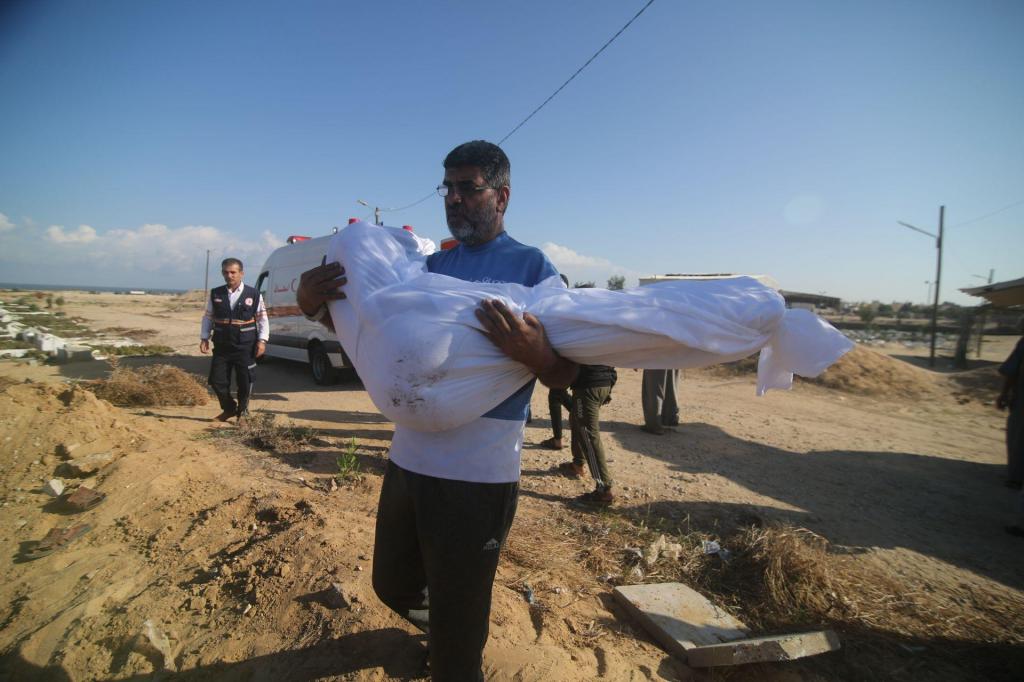 Ataques aéreos israelitas continuam a provocar destruição e morte da Faixa de Gaza (AP)