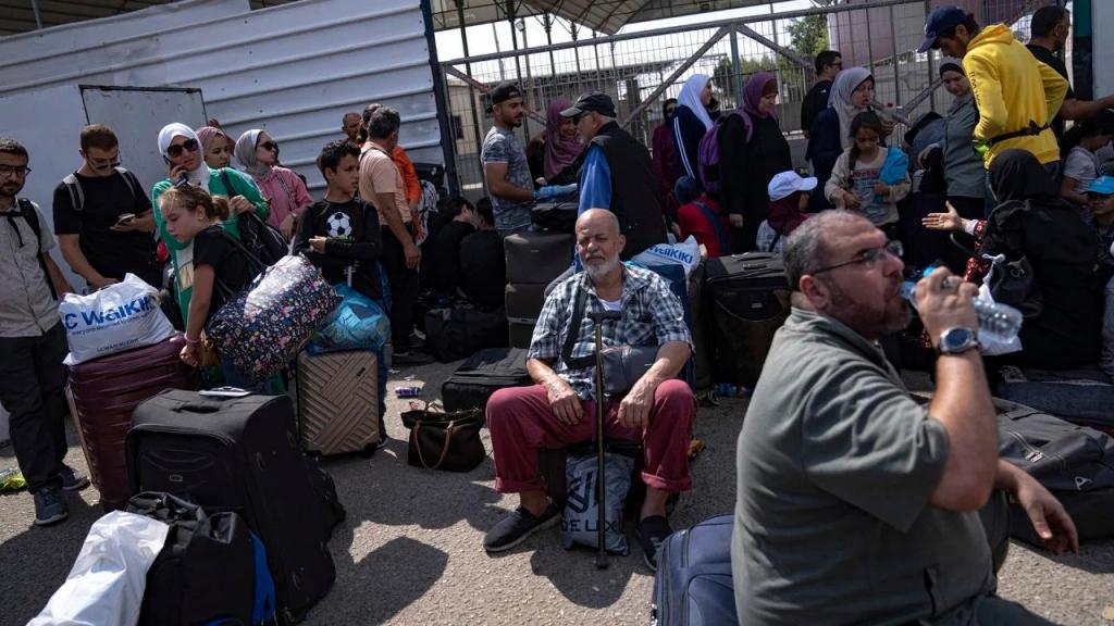 palestinianos esperam para entrar no Egipto no posto fronteiriço de Rafah, na segunda-feira. Fatima Shbair _ AP