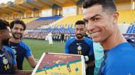 Colegas surpreendem Cristiano Ronaldo com bolo no treino (vídeo/twitter)