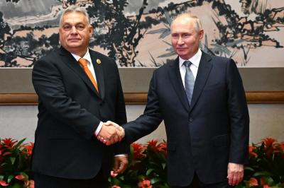 "Muito, muito desagradável": aperto de mão entre Putin e Orbán gera preocupação na Europa. Porta-voz do governo húngaro acha esta reação "divertida" - TVI