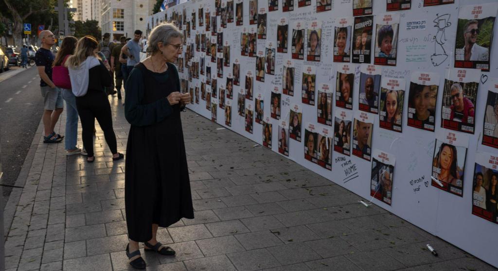 Muro com as fotos dos reféns israelitas em Telavive, Israel (AP)