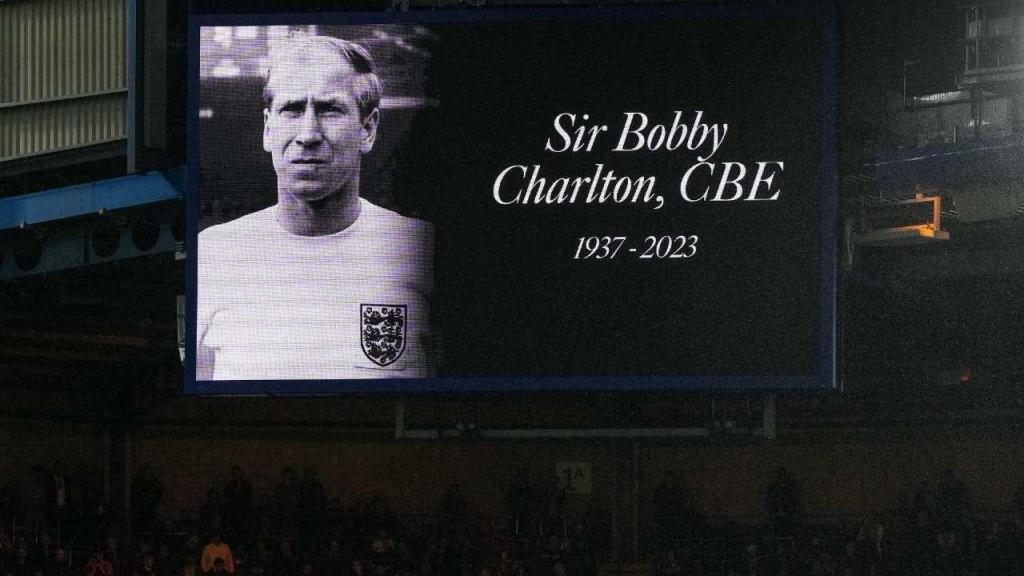 Homenagem a Bobby Charlton no Chelsea-Arsenal (Foto AP Photo/Frank Augstein)