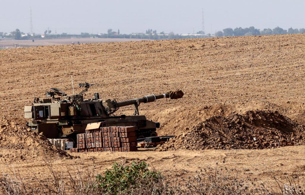 Forças israelitas ao longo da fronteira com Gaza (EPA/HANNIBAL HANSCHKE)