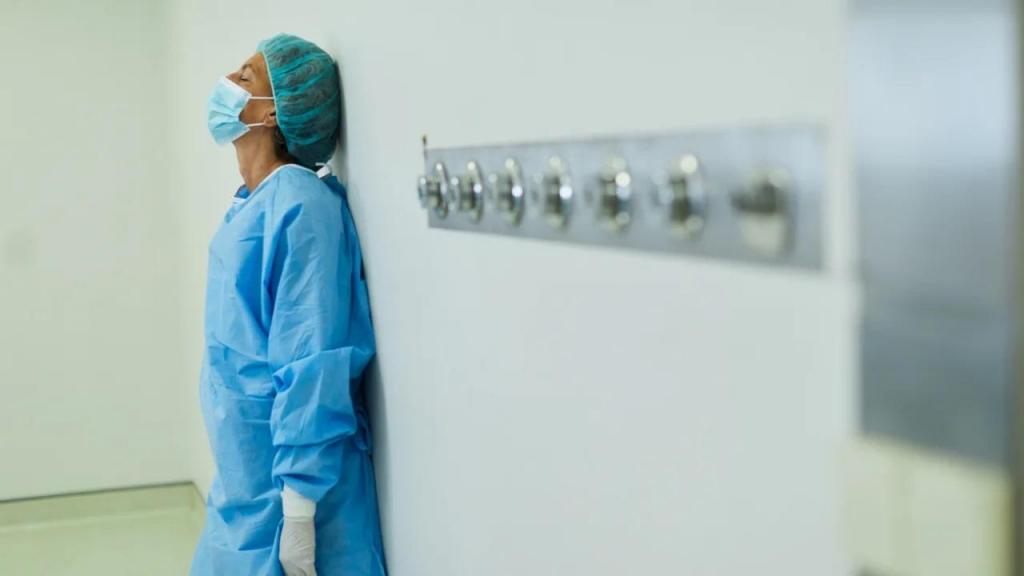Médicos cansados nas urgências Tempura/E+/Getty Images