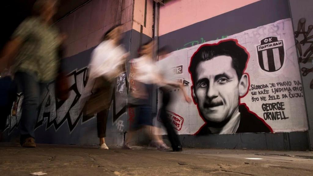 George Orwell com a frase “Liberdade é o direito de dizer às pessoas o que elas não querem ouvir”, em Belgrado. Foto de Oliver Bunic _ AFP via Getty Images