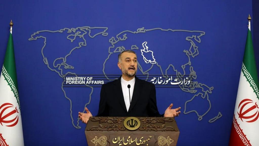 O ministro dos Negócios Estrangeiros iraniano, Hossein Amir-Abdollahian, dá uma conferência de imprensa após a reunião da plataforma do Cáucaso do Sul em Teerão, no Irão, na segunda-feira. Fatemeh Bahrami/Anadolu/Getty Images
