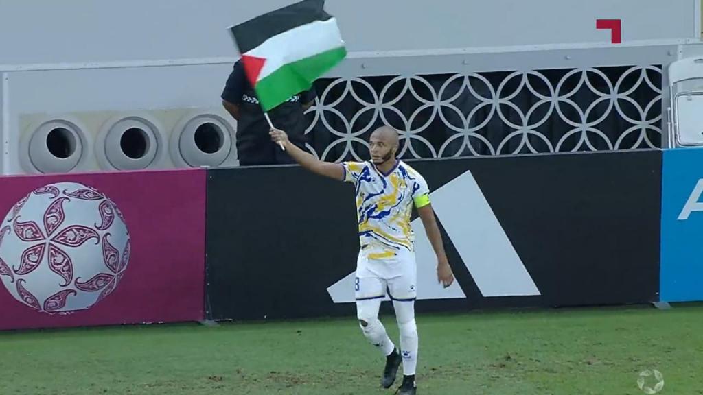 Brahimi festeja com a bandeira da Palestina (vídeo/twitter)