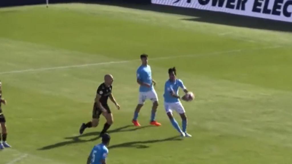 Jogador do Ibiza agarra a bola com as mãos (vídeo/twitter)
