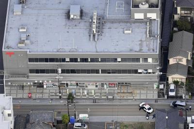 Homem fere duas pessoas a tiro em hospital do Japão, foge e faz reféns numa estação de correios - TVI