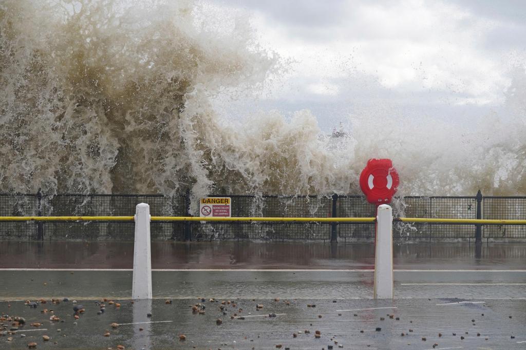 Tempestade Ciarán afeta toda a Europa (AP)