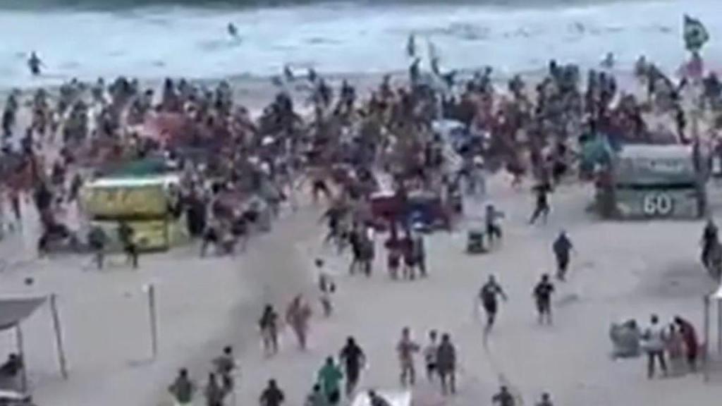 Batalha campal na praia de Copcabana no Rio de Janeiro