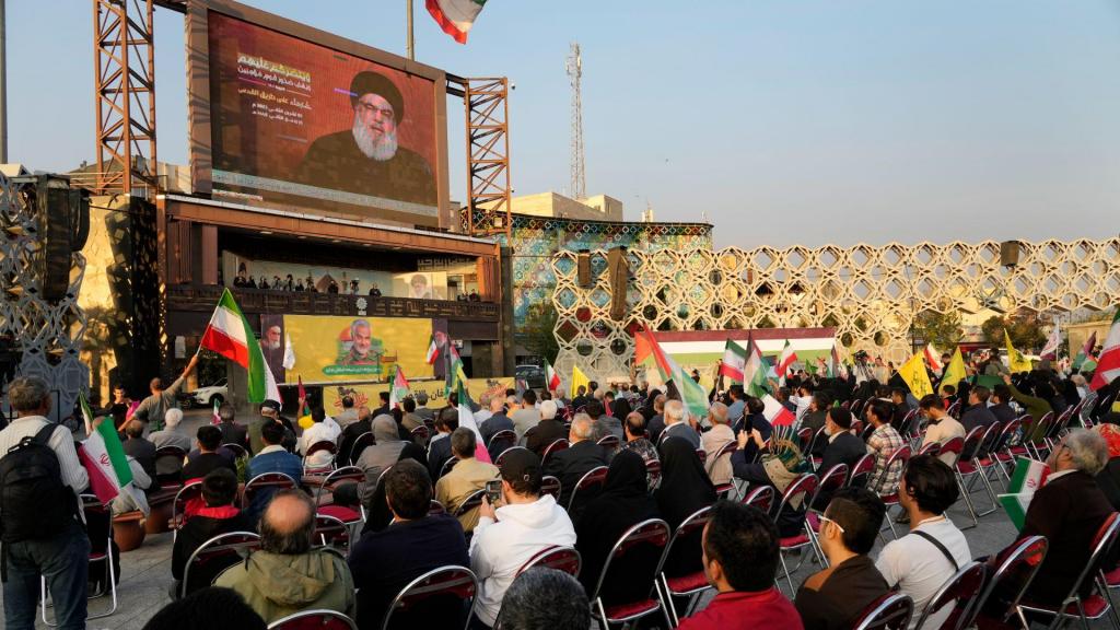 Discurso de Hassam Nasrallah foi ouvido por milhares em todo o Médio Oriente. Estas imagens chegam de Teerão (Vahid Salemi/AP)