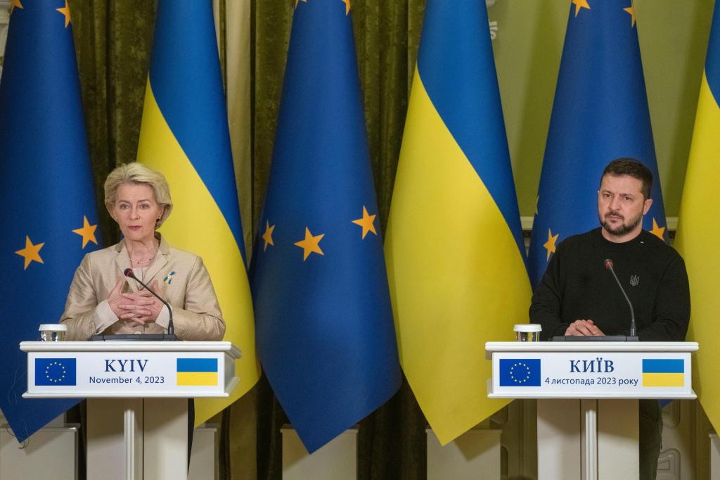 Ursula von der Leyen em conferência de imprensa com Volodymyr Zelensky em Kiev (Foto: Efrem Lukatsky/AP)