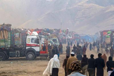 Paquistão diz ter situação controlada na fronteira com Afeganistão após saída de 180 mil afegãos - TVI