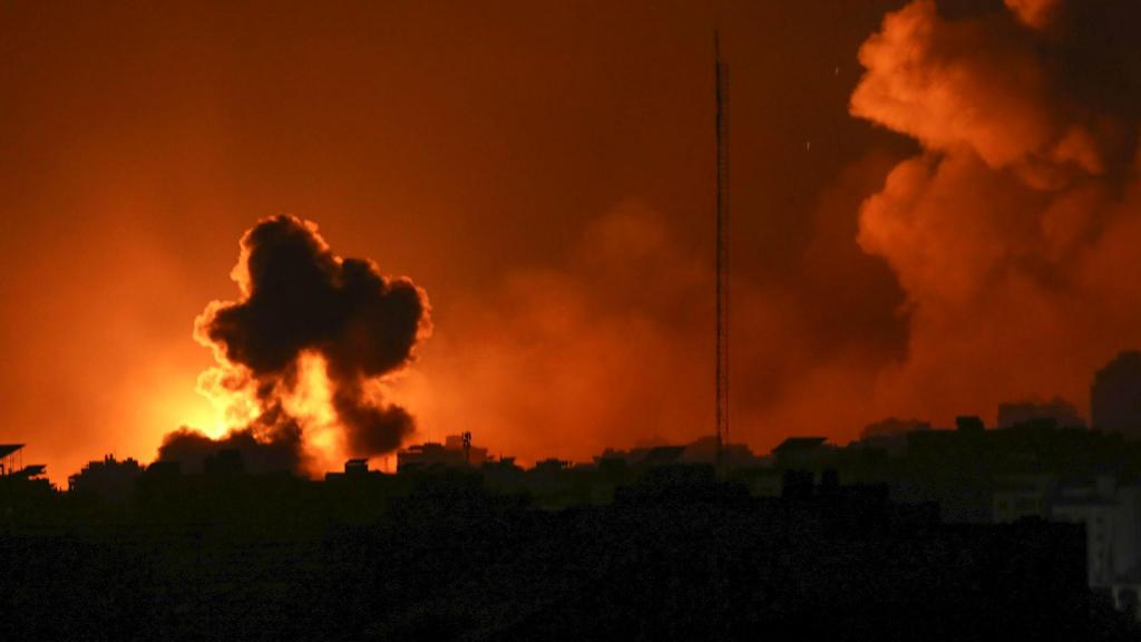 Imagens noturnas mostram efeitos dos intensos ataques a Gaza (Abed Khaled/AP)