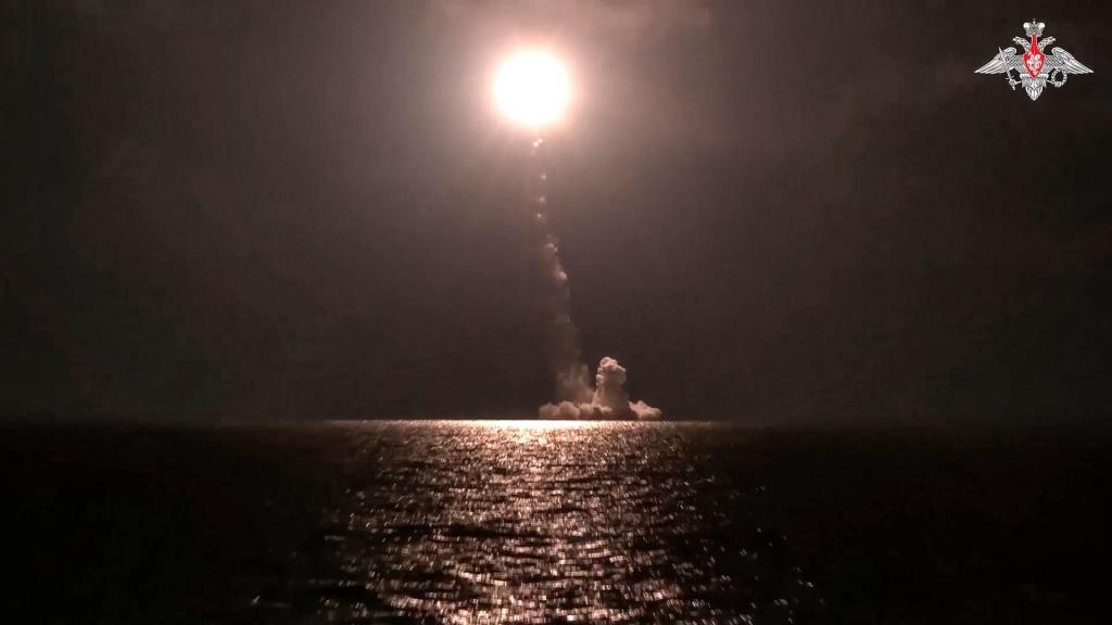 Marinha russa testa disparo com míssil Bulava (AP)