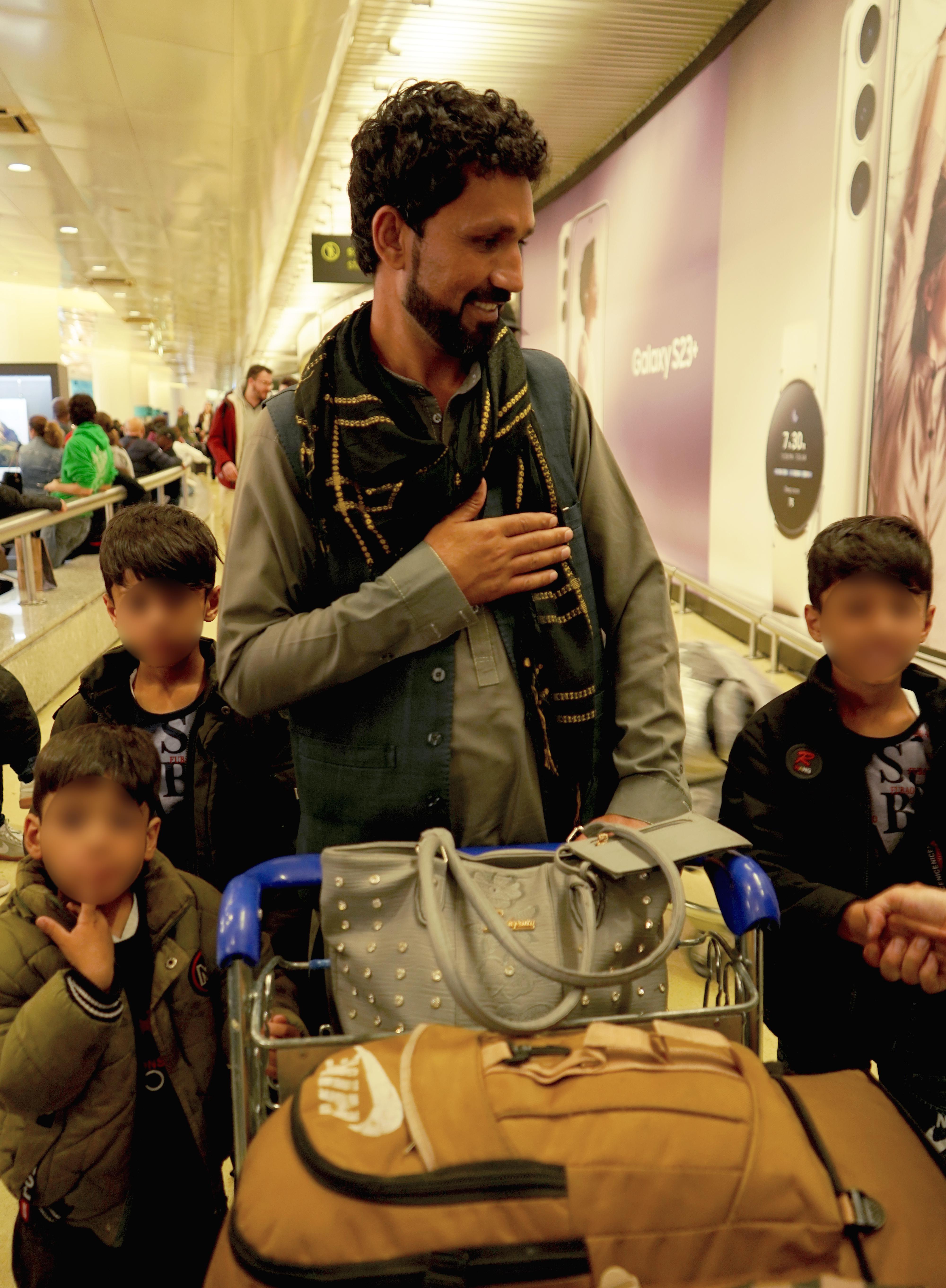 Mohibullah escapou do Afeganistão com a mulher e os três filhos. (Imagem: DR)
