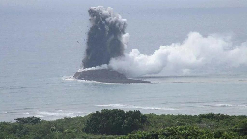 Nova ilha em Iwo Jima Foto Força Marítima de Auto-defesa do Japão