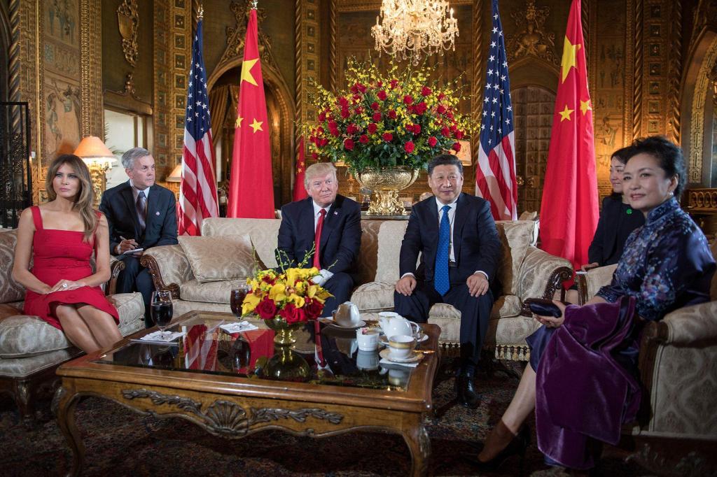 Donald Trump e Melania Trump com o líder chinês Xi Jinping e a sua mulher Peng Liyuan à chegada à propriedade de Mar-a-Lago em Palm Beach, Florida, a 6 de abril de 2017. Crédito obrigatório Jim Watson_AFP_Getty Image