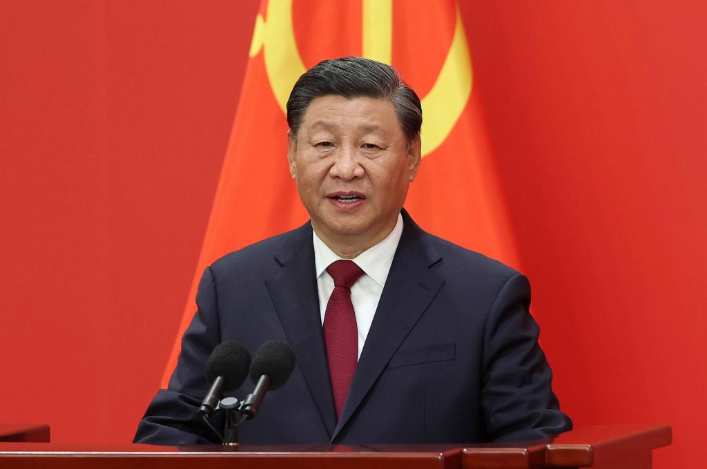 Xi Jinping cumprimenta os jornalistas estrangeiros no Grande Salão do Povo, em Pequim, a 23 de outubro de 2022, depois de ter garantido um terceiro mandato no poder que veio quebrar as normas. Lintao ZhangGetty Images