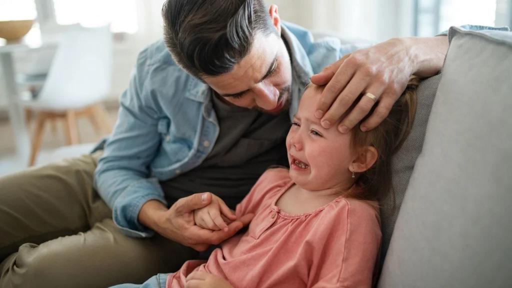 Pais e filhos crianças parentalidade família chorar doença luto Foto Halfpoint Images _ Moment RF _ Getty Images