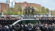 Cortejo fúnebre de Bobby Charlton, na passagem pela estátua que reúne Bobby Charlton, George Best e Denis Law (AP/Rui Vieira)