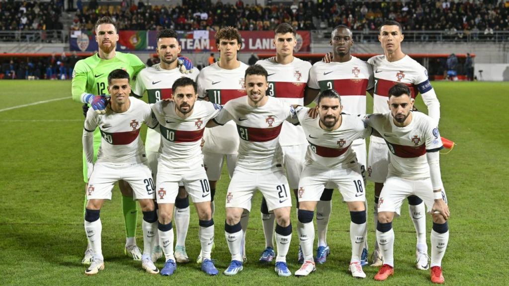 Jogadores da Seleção Nacional perfilados antes do Liechtenstein-Portugal (GIAN EHRENZELLER/EPA)