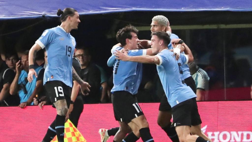 Darwin Núñez, Pellistri, Ronald Araújo e Manuel Ugarte festejam o primeiro golo no Argentina-Uruguai (JUAN IGNACIO RONCORONI/EPA)