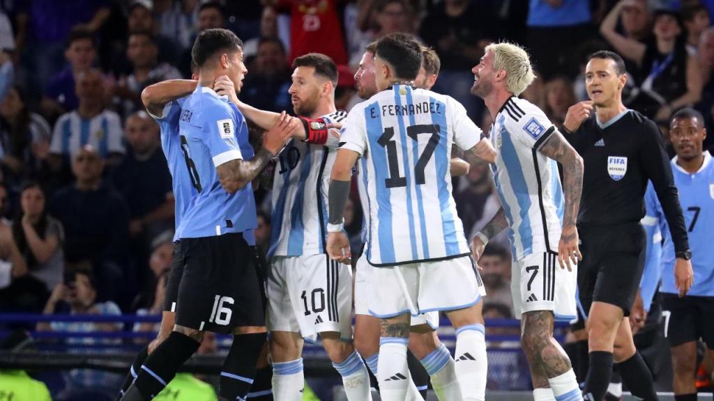 Mathías Olivera e Lionel Messi no primeiro momento de grande confusão entre jogadores no Argentina-Uruguai (Marcos Brindicci/Getty Images)