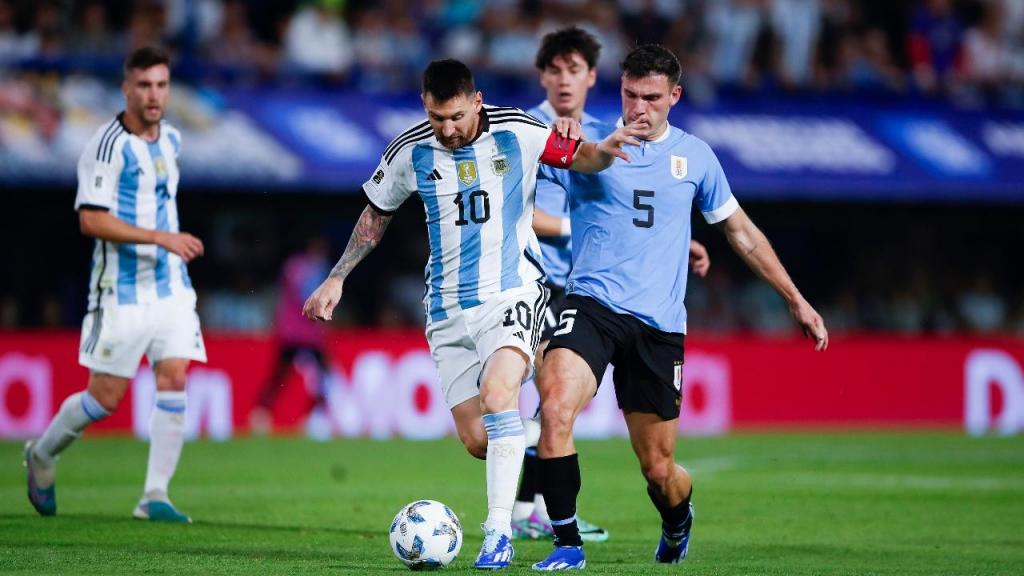 Lionel Messi e Manuel Ugarte no Argentina-Uruguai (Gustavo Ortiz/Jam Media/Getty Images)