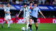 Lionel Messi e Manuel Ugarte no Argentina-Uruguai (Gustavo Ortiz/Jam Media/Getty Images)