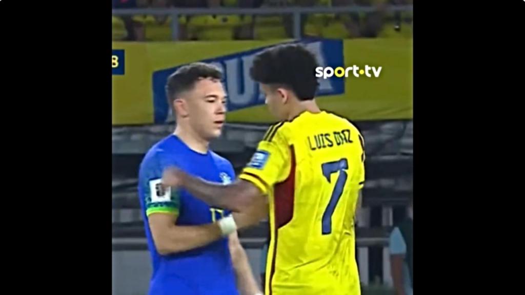 Pepê e Luís Díaz abraçam-se no Colômbia-Brasil (SportTV)