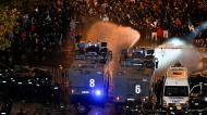 Polícia usa um canhão de água contra os manifestantes do lado de fora do Estádio Vassil Levski antes do jogo entre Bulgária e Hungria (NIKOLAY DOYCHINOV/AFP via Getty Images)
