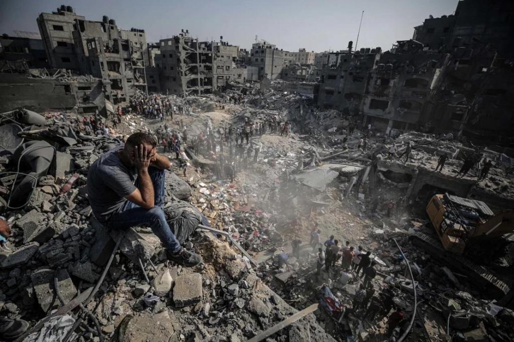 Os ataques de Israel em Gaza abriram uma enorme cratera no meio do campo de refugiados de Jabalya, que se encontrava lotado, em 31 de outubro e 1 de novembro de 2023. Ali Jadallah/Anadolu/Getty Images